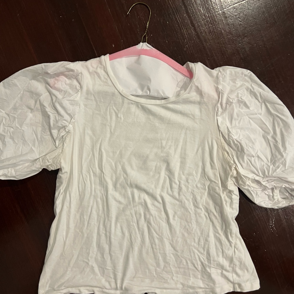 White T with elevated puff sleeve